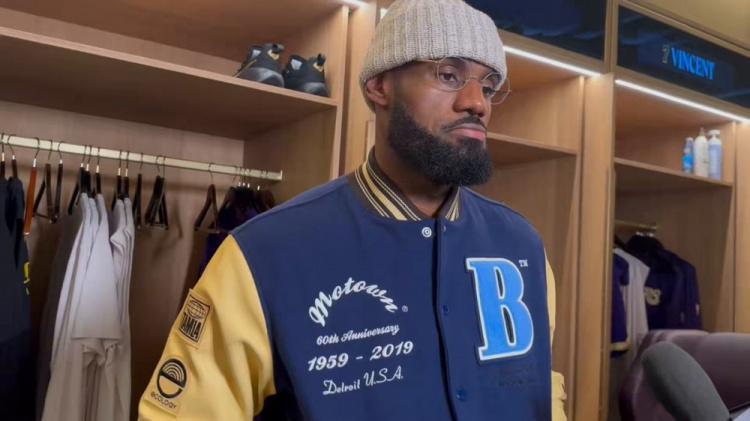 开云体育下载-爆了！詹皇暂停斜眼瞪队友，这表情连东契奇都顶不住，何况是顿宝